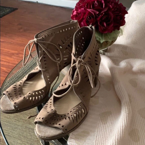 Vince Camuto taupe leather shooties - Picture 1 of 3